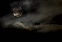 Cosecha la Luna a través de las nubes, New Aiyansh, Columbia Británica, Canadá - foto de stock