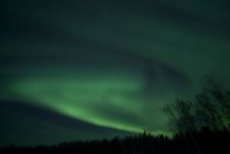 Зелений Аврора вище далеко озера, Йеллоунайф, Північно-Західні території, Канада — стокове фото