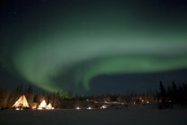 Polarlichter über Polarlichtern Dorf, Polarlichter See, Gelbmesser, Nordwest Territorien, Kanada — Stockfoto
