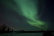 Aurora verde acima de Far Lake, Yellowknife, Territórios do Noroeste, Canadá — Fotografia de Stock