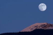Повного місяця над горами в Alpenglow, нової Aiyansh, Британська Колумбія, Канада — стокове фото
