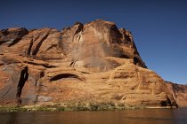 Высокие скалы охраняют реку Колорадо возле Лис-Ферри, Аризона — стоковое фото