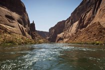 Acantilados altos que protegen Colorado River, Arizona, EE.UU. - foto de stock
