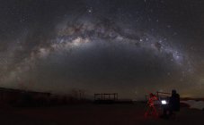Chili, Atacamawüste - 24. Juni 2014: Astronom mit Teleskop betrachtet Milchstraße — Stockfoto