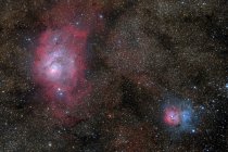 Nebulosa Laguna M8 y Nebulosa Trifida Messier 20 en colores verdaderos - foto de stock
