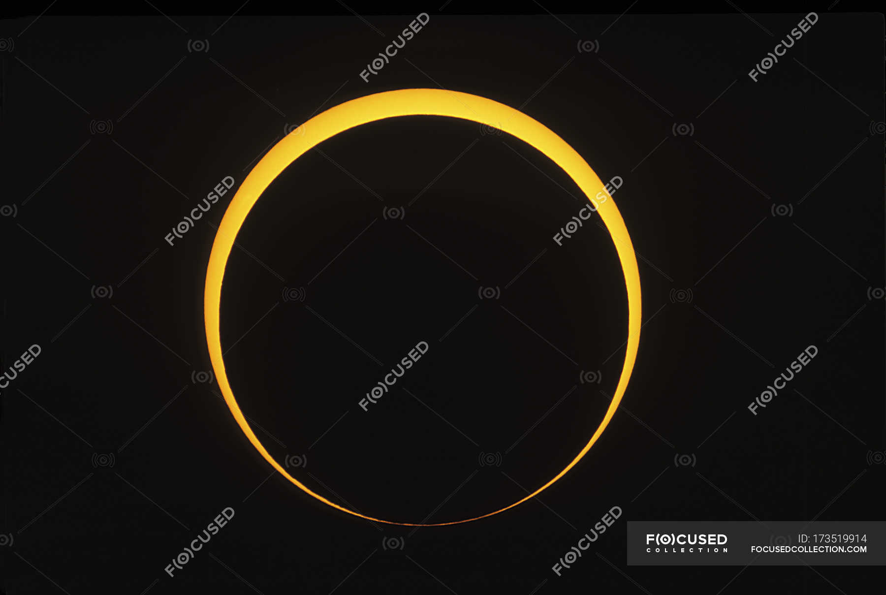 Eclipse showing Baily beads effect — concentric, dark - Stock Photo ...