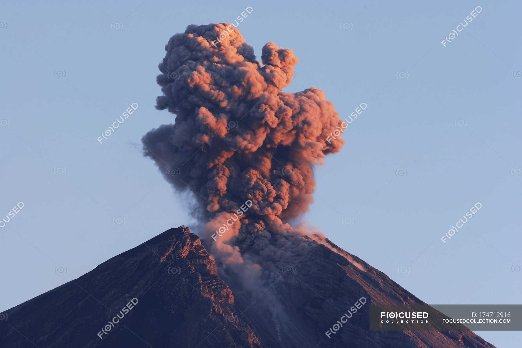 Вулкан семеру извержение