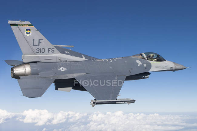 F-16C Falco combattente che vola in cielo — Foto stock