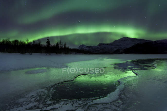Aurora refletida sobre lago Laksa congelado — Fotografia de Stock