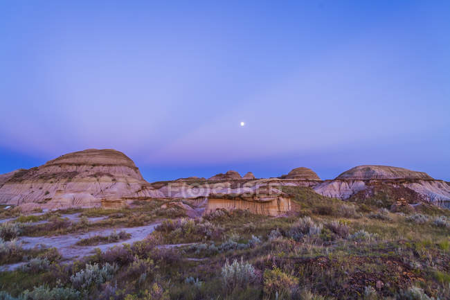 Evening stars over Dinosaur Provincial Park — Stock Photo