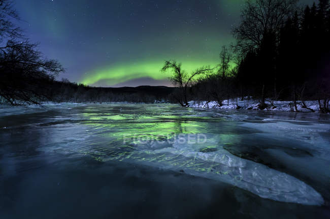 Aurora Borealis sobre o rio Kvannelva congelado — Fotografia de Stock