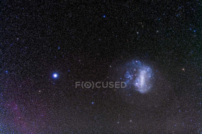 Paisaje estelar con gran nube de Magallanes - foto de stock