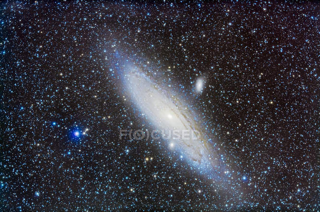 Paisaje estelar con Andrómeda y otras galaxias - foto de stock