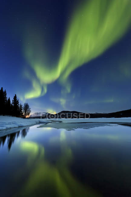 Aurora boreal sobre o lago Sandvannet — Fotografia de Stock