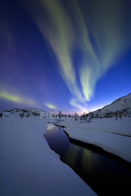 Aurora Borealis au-dessus de Skittendalen Valley — Photo de stock