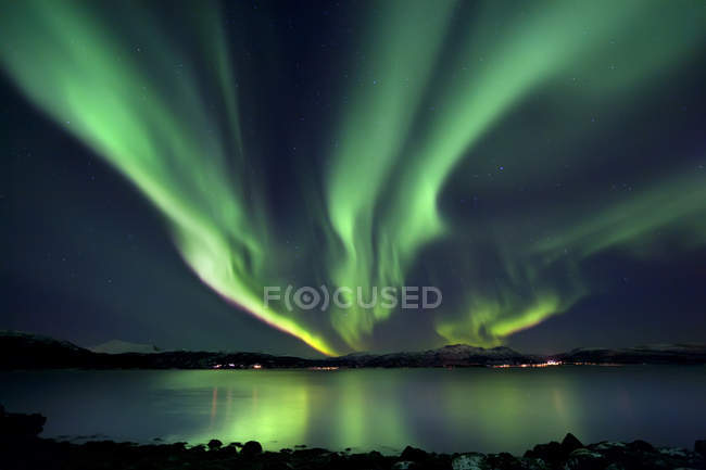 Aurora Borealis sobre Tjeldsundet en el condado de Troms - foto de stock
