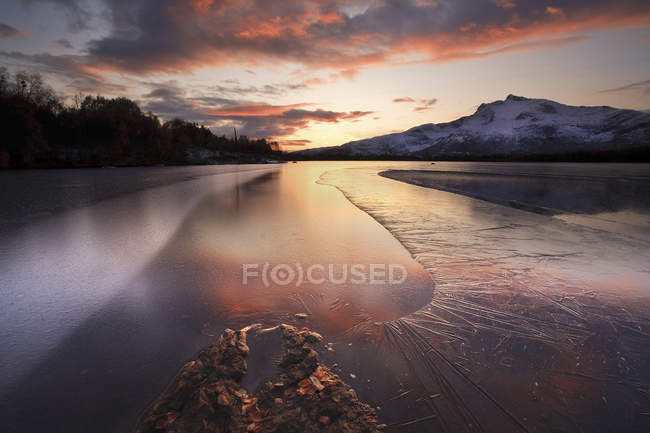 Zugefrorener Straumen-See auf der Insel tjeldoya — Stockfoto