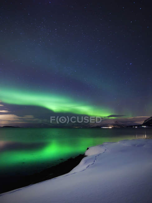 Aurora Borealis sobre Vagsfjorden em Troms County — Fotografia de Stock