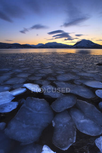 Ice flakes drifting in Tjeldsundet — Stock Photo