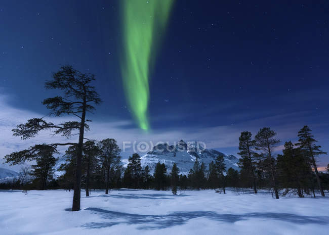 Luce lunare e aurora boreale — Foto stock