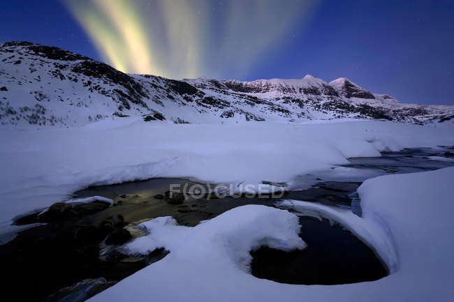 Luci del Nord nella valle di Skittendalen — Foto stock