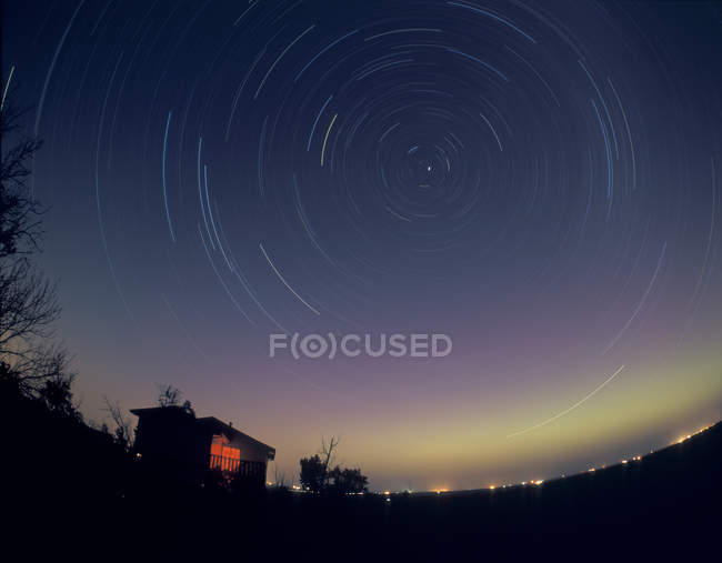 Trilhas estelares circumpolares com aurora fraca — Fotografia de Stock