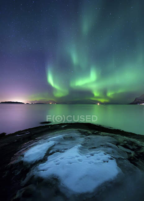Aurora Boreal sobre Vagsfjorden - foto de stock