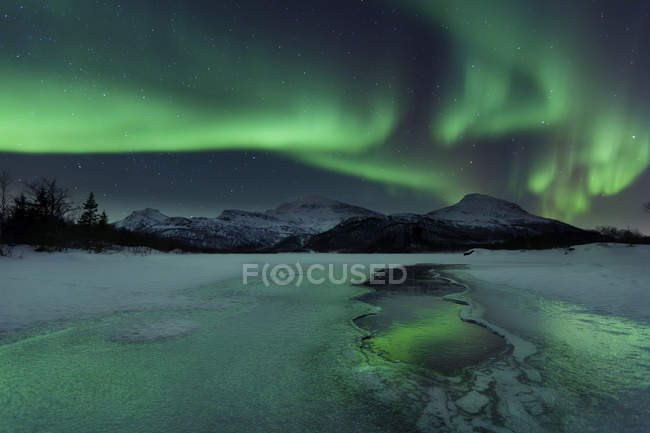 Polarlichter über gefrorenem See — Stockfoto