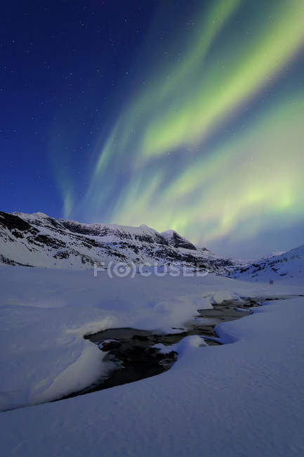 Aurora Borealis sobre Skittendalstinden en el condado de Troms - foto de stock