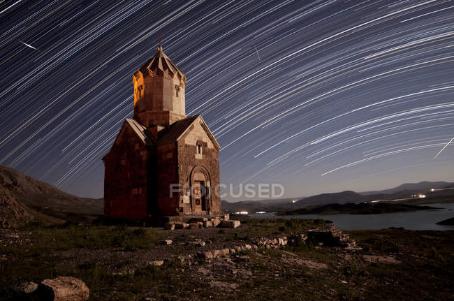 Senderos de estrellas sobre la iglesia de Dzordza - foto de stock