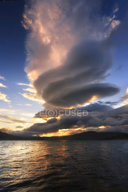 Nuvens empilhadas sobre Tjeldsundet ao pôr do sol — Fotografia de Stock