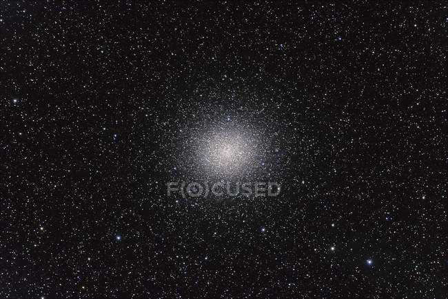 Paisaje estelar con Omega Centauri - foto de stock