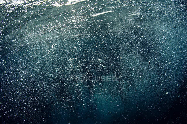 Повітряні бульбашки, що піднімаються з глибокого — стокове фото