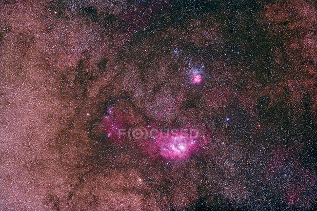 Paisaje estelar con nebulosas Lagoon y Trifid - foto de stock