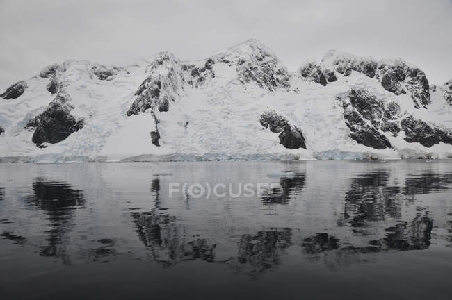 Antarctic mountains reflected in sea — Stock Photo