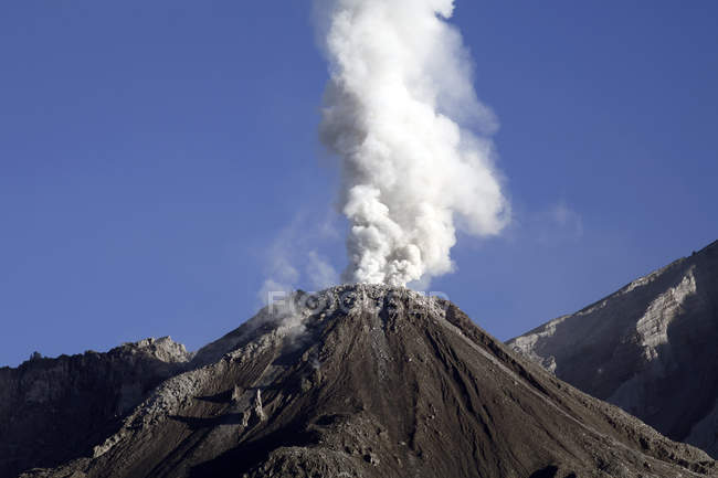 Erupción del volcán Santiaguito - foto de stock