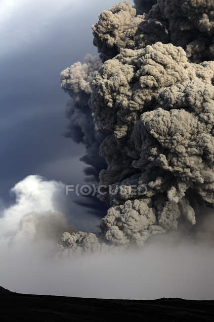 Erupción del volcán Eyjafjallajokull - foto de stock