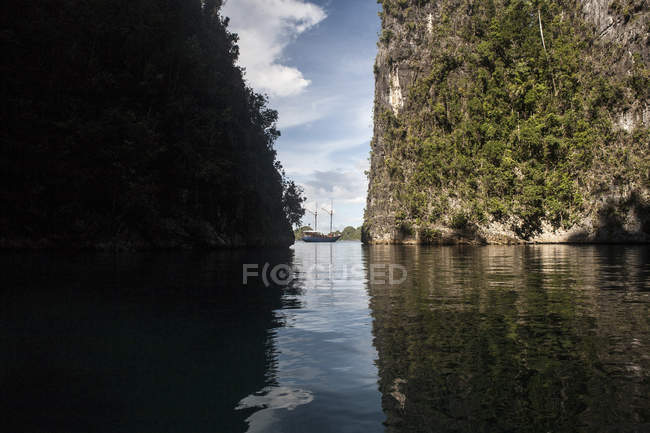 Schooner near rugged limestone islands — Stock Photo