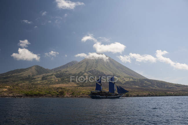 Goleta pinisi navegando cerca de Pulau Sangeang - foto de stock