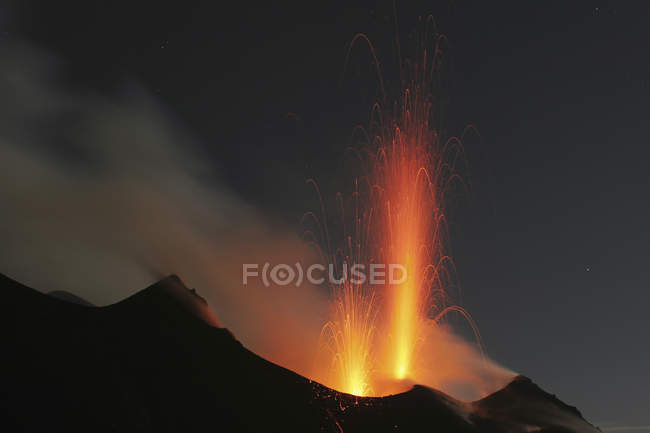 Eruzione di Stromboli sulle Isole Eolie — Foto stock