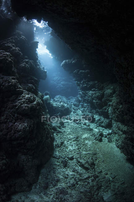 Luce solare schiarente fessura nella barriera corallina — Foto stock