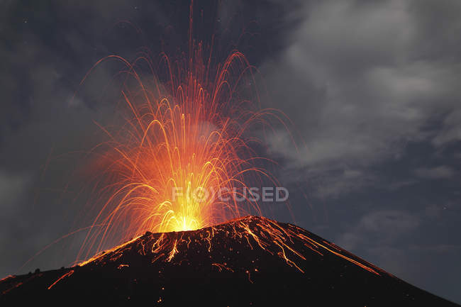 Erupción de Krakatau en el estrecho de Sunda - foto de stock
