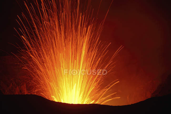 Éruption de Yasur sur l'île de Tanna — Photo de stock