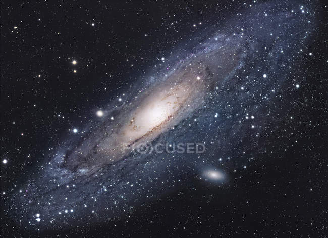 Paysage étoilé avec la galaxie d'Andromède — Photo de stock