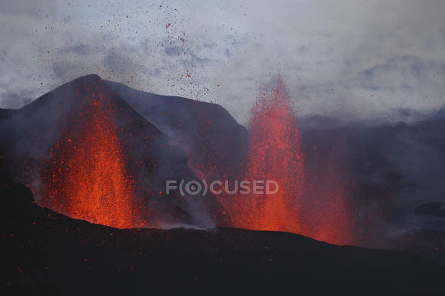 Fuentes de lava de Fimmvorduhals erupción - foto de stock