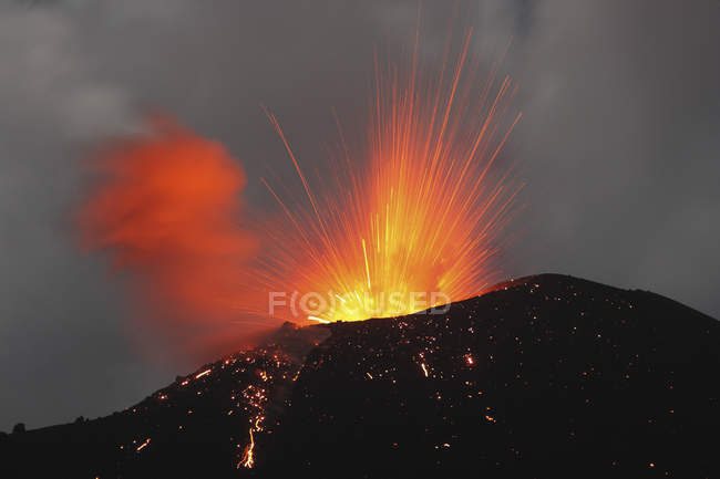 Erupción de Krakatau en el estrecho de Sunda - foto de stock