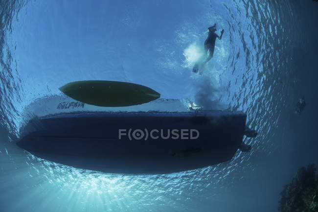 Boats and snorkeler silhouettes — Stock Photo