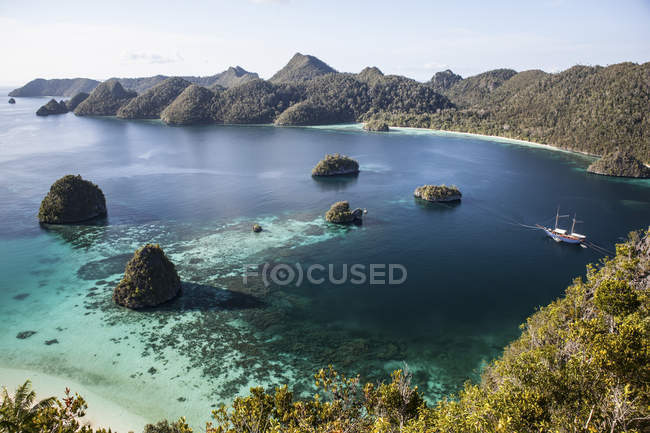 Ilhas de calcário em torno da lagoa com barco — Fotografia de Stock