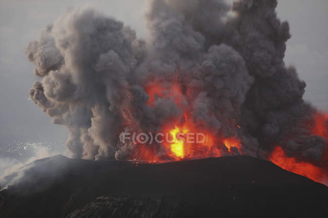 Vulkanausbruch in Santiaguito — Stockfoto