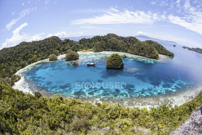 Isole calcaree intorno alla laguna con barca — Foto stock